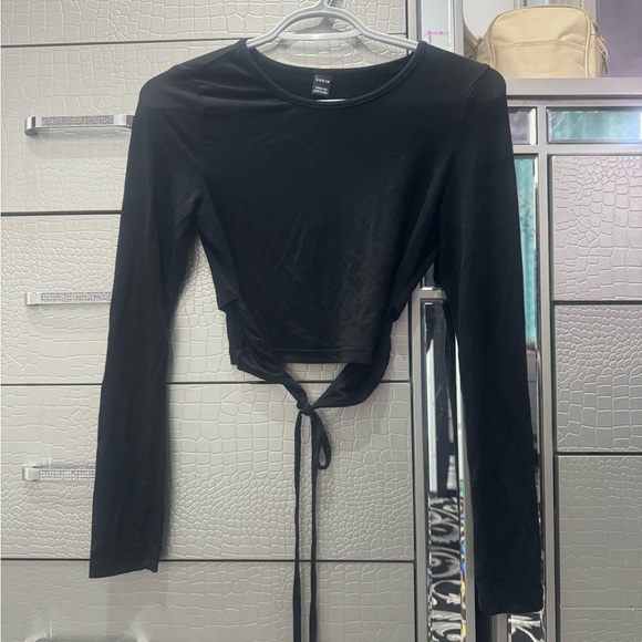 Black cropped tee with back tie - Picture 1 of 1